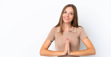 Beyaz arka planda izole edilmiş genç Litvanyalı kadın avuç içlerini bir arada tutuyor. İnsan bir şey ister.