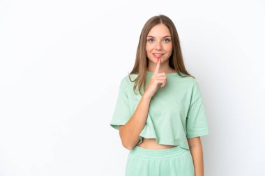 Beyaz arka planda izole edilmiş genç Litvanyalı kadın parmağını ağzına koyan sessiz bir jest işareti gösteriyor.