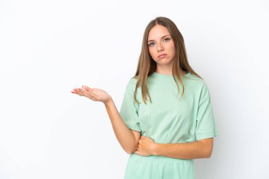 Litvanyalı genç bir kadın beyaz arka planda izole edilmiş. Şüpheleri var.