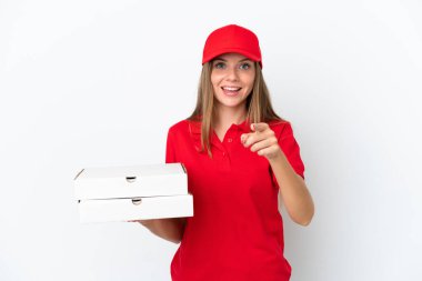 Litvanyalı bir kadın beyaz arka planda izole edilmiş, şaşırmış ve ön tarafı işaret ediyor.