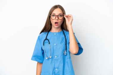 Genç cerrah doktor Litvanyalı kadın beyaz arka planda gözlüklü ve şaşırmış.