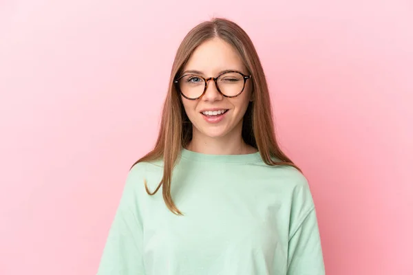 Genç Litvanyalı Kadın Pembe Arka Planda Gözlüklü Mutlu Bir Ifadeyle — Stok fotoğraf