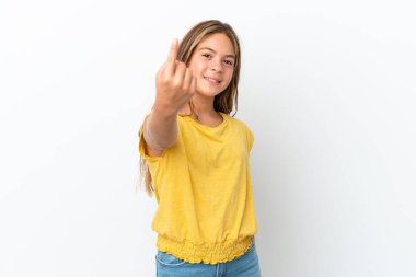 Beyaz arka planda izole edilmiş küçük beyaz kız geliyor.