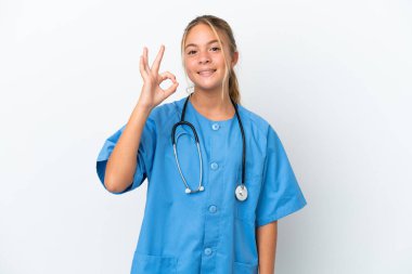 Beyaz arka planda cerrah kılığına girmiş küçük beyaz kız parmaklarıyla işaret veriyor.