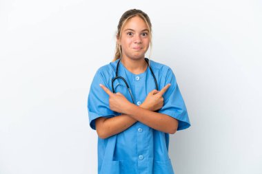 Beyaz arka planda, cerrah kılığına girmiş küçük beyaz kız, yan taraftakilerin şüphelerine işaret ediyor.