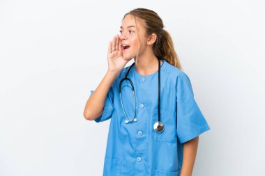 Beyaz arka planda izole edilmiş, ağzı açık bir şekilde bağıran, cerrah kılığına girmiş küçük beyaz kız.