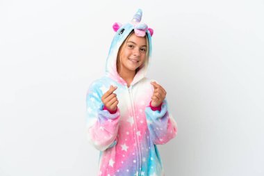 Beyaz arka planda izole edilmiş tek boynuzlu at pijamalı küçük bir kız para hareketi yapıyor.