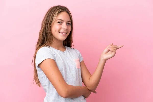 Pequena Menina Caucasiana Isolado Fundo Rosa Apontando Dedo Para Lado — Fotografia de Stock