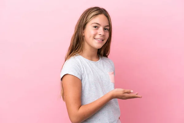 Μικρή Καυκάσιος Κορίτσι Απομονώνονται Ροζ Φόντο Παρουσιάζοντας Μια Ιδέα Ενώ — Φωτογραφία Αρχείου