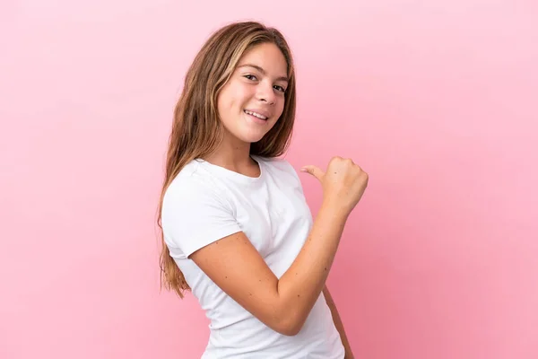 小さなCaucasian女の子隔離上のピンクの背景誇りと自己満足 — ストック写真