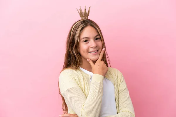 Kis Hercegnő Koronával Elszigetelt Rózsaszín Háttér Boldog Mosolygós — Stock Fotó