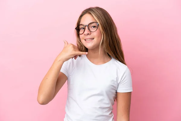 Menina Caucasiana Isolado Fundo Rosa Com Óculos Fazer Gesto Telefone — Fotografia de Stock