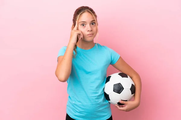 Mały Piłkarz Dziewczyna Izolowane Różowym Tle Myśląc Pomysł — Zdjęcie stockowe