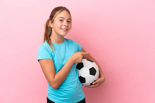 Malá Fotbalista Dívka Izolované Růžovém Pozadí Ukazující Prstem Stranu — Stock fotografie