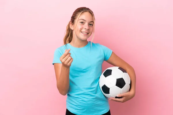 Little Piłkarz Dziewczyna Izolowane Różowym Tle Pieniądze Gest — Zdjęcie stockowe