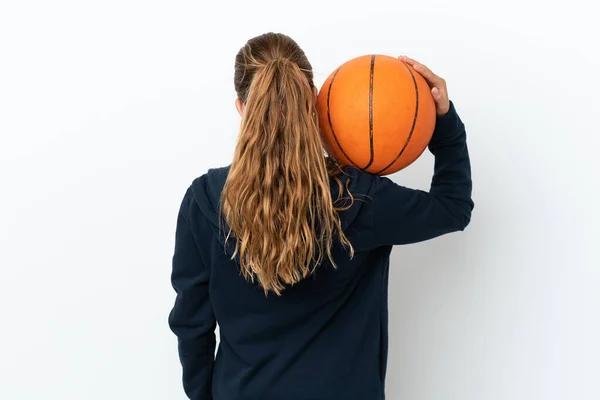 小さいですCaucasian女の子隔離されました上のホワイトバックプレーバスケットボールでバックポジション — ストック写真
