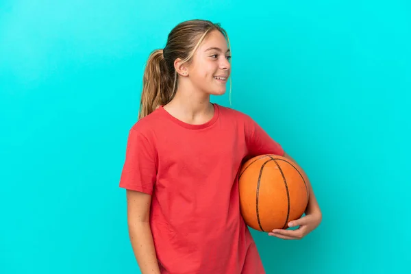 Gadis Kaukasia Kecil Bermain Basket Terisolasi Latar Belakang Biru Melihat — Stok Foto