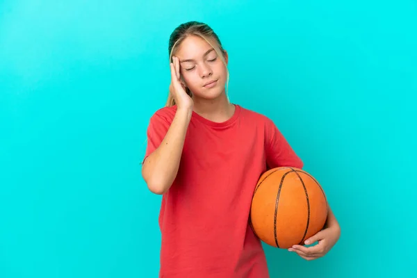 小さなCaucasian女の子プレイバスケットボール孤立しました上の青の背景とともに頭痛 — ストック写真