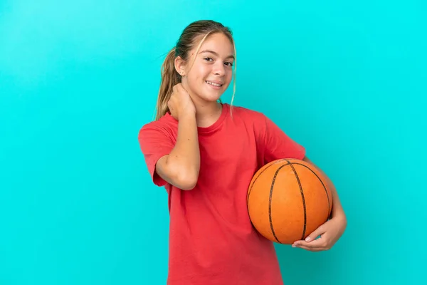 Маленькая Белая Девочка Играет Баскетбол Голубом Фоне Смеясь — стоковое фото