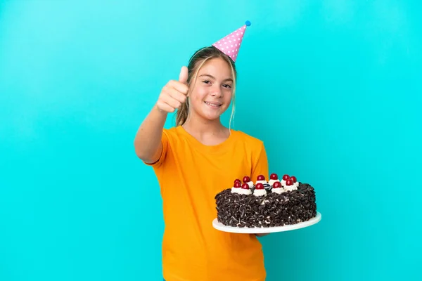 Piccola Ragazza Caucasica Che Tiene Torta Compleanno Isolata Sfondo Blu — Foto Stock