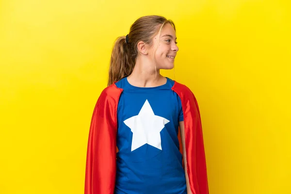 Super Hero Kleines Mädchen Isoliert Auf Gelbem Hintergrund Suchen Seite — Stockfoto