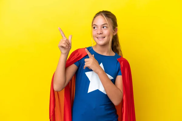 Super Hero Kleines Mädchen Isoliert Auf Gelbem Hintergrund Zeigt Mit — Stockfoto