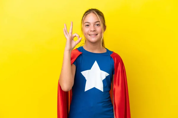 スーパーヒーロー女の子絶縁上の黄色の背景ショーOk Signとともに指 — ストック写真