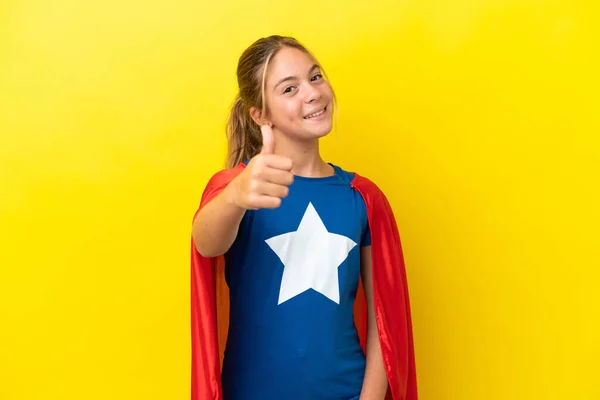 Super Hero Kleines Mädchen Isoliert Auf Gelbem Hintergrund Mit Erhobenem — Stockfoto