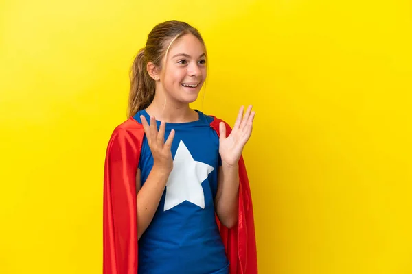 スーパーヒーロー小さな女の子絶縁上の黄色の背景とともに驚きの顔の表情 — ストック写真