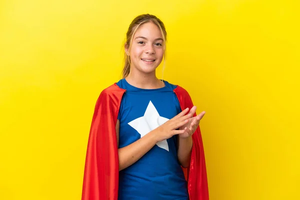 会議で発表した後に拍手黄色の背景に隔離されたスーパーヒーローの女の子 — ストック写真