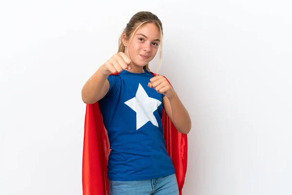 小さなCaucasian女の子隔離されました上の白い背景でスーパーヒーロー衣装と戦い — ストック写真