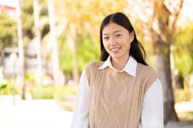 Dışarıdaki güzel Çinli kadın Neşeli bir ifadeyle