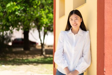 Dışarıdaki güzel Çinli kadın.