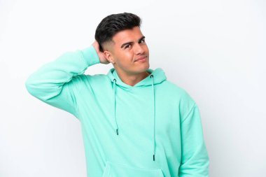 Beyaz arka planda soyutlanmış beyaz, beyaz, yakışıklı genç bir adam.