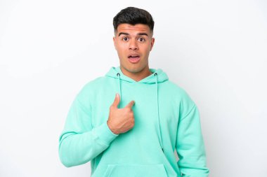 Beyaz arka planda soyutlanmış beyaz tenli yakışıklı bir adam kendini işaret ediyor.