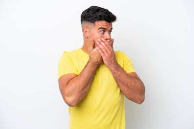 Beyaz arka planda izole edilmiş beyaz tenli yakışıklı bir adam ağzını kapatıyor ve yan tarafa bakıyor.