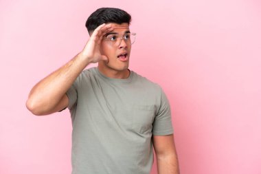 Pembe arka planda mahsur kalmış beyaz, yakışıklı genç bir adam.