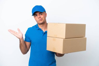 Beyaz arka planda izole edilmiş beyaz bir adam teslim edilirken el kaldırırken şüpheleri var.