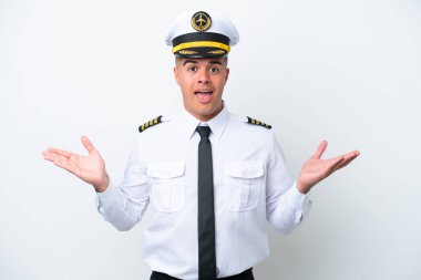 Uçak pilotu beyaz arka planda izole edilmiş beyaz yüzlü, şok olmuş bir beyaz adam.