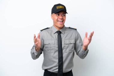 Beyaz arka planda yüzü sürpriz bir ifadeyle izole edilmiş beyaz bir beyaz güvenlik görevlisi.