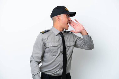 Beyaz arka planda izole edilmiş beyaz tenli genç bir güvenlik görevlisi ağzı sonuna kadar açık bağırıyor.