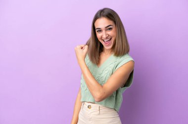 Mor arka planda izole edilmiş beyaz bir kadın zaferi kutluyor.