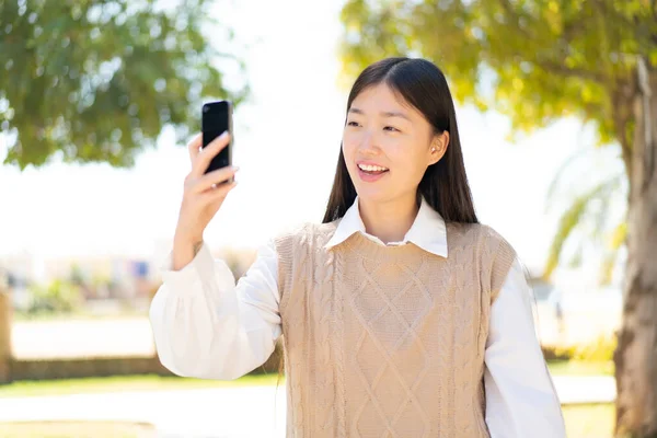 Bonita Mujer China Aire Libre Haciendo Una Selfie — Foto de Stock
