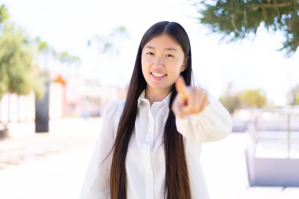 Mulher Chinesa Bonita Livre Aponta Dedo Para Você Com Uma — Fotografia de Stock