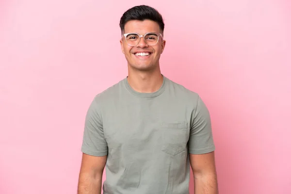 Jonge Kaukasische Knappe Man Geïsoleerd Roze Achtergrond Lachen — Stockfoto