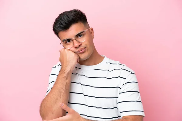 Jonge Kaukasische Knappe Man Geïsoleerd Roze Achtergrond Met Bril Met — Stockfoto