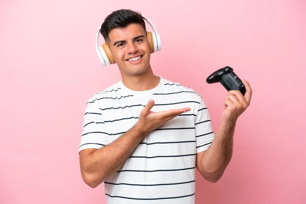 Jovem Homem Bonito Jogando Com Controlador Videogame Isolado Fundo Rosa — Fotografia de Stock