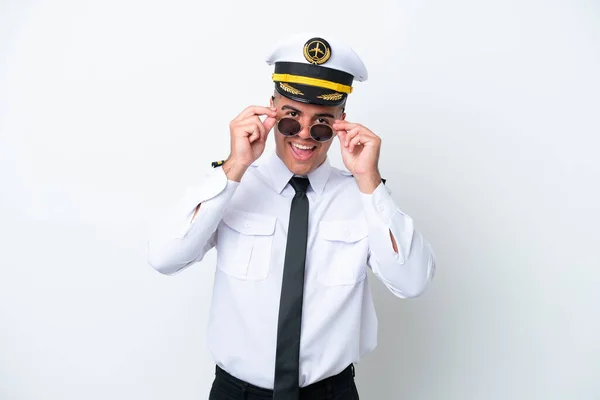 Pilot Samolot Biały Człowiek Izolowany Białym Tle Okularach Zaskoczony — Zdjęcie stockowe