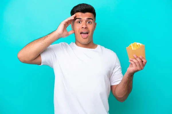 Ung Kaukasisk Man Fånga Pommes Frites Isolerad Blå Bakgrund Med — Stockfoto