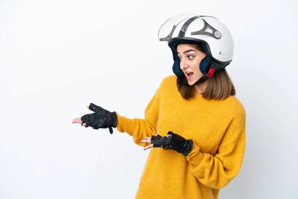 年轻的高加索女人 头戴摩托车头盔 背景白色 眼神惊讶地看着旁边 — 图库照片